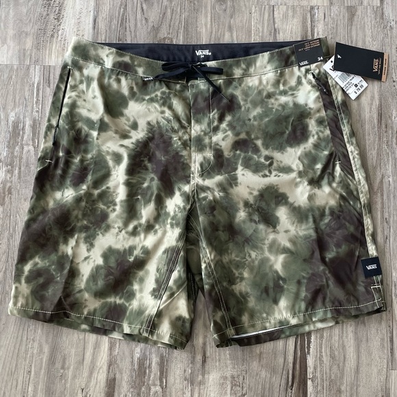 Vans Men's Voyage Trunk 2 18.5" Boardshorts (Green Pattern Camo/Tie Dye) - Picture 2 of 7